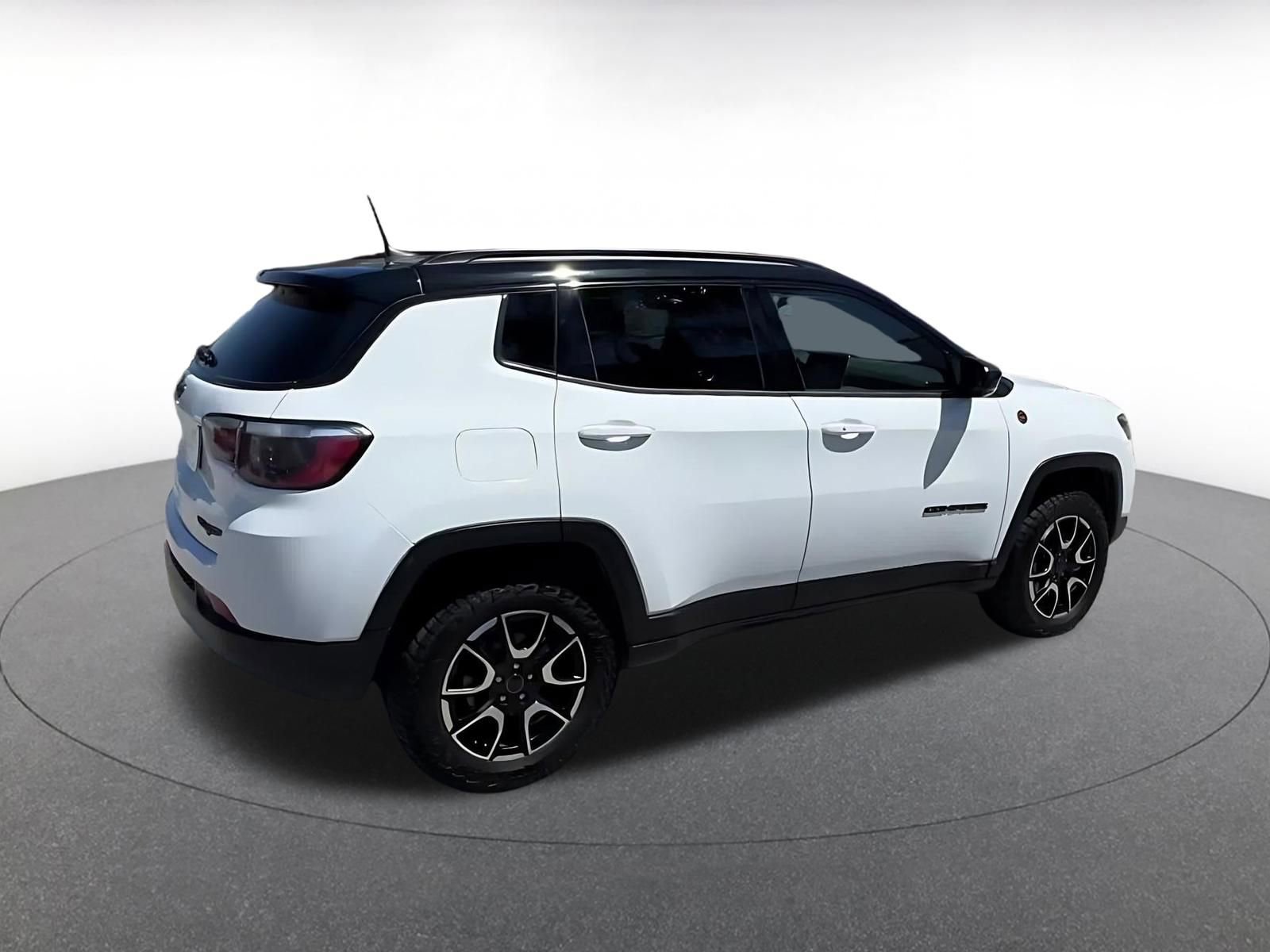 Used 2025 Jeep Compass Trailhawk AWD/4WD image 15