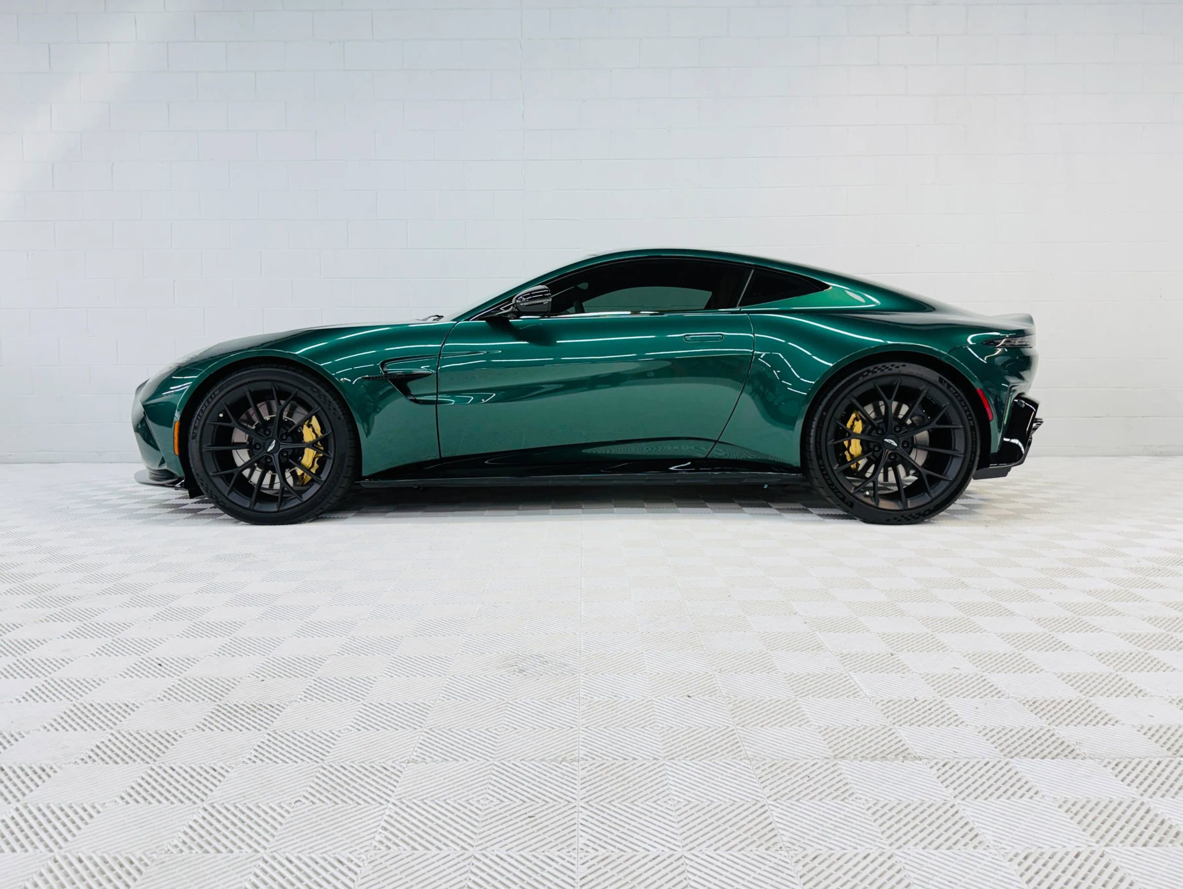 Used 2025 Aston Martin V8 Vantage Coupe image 1