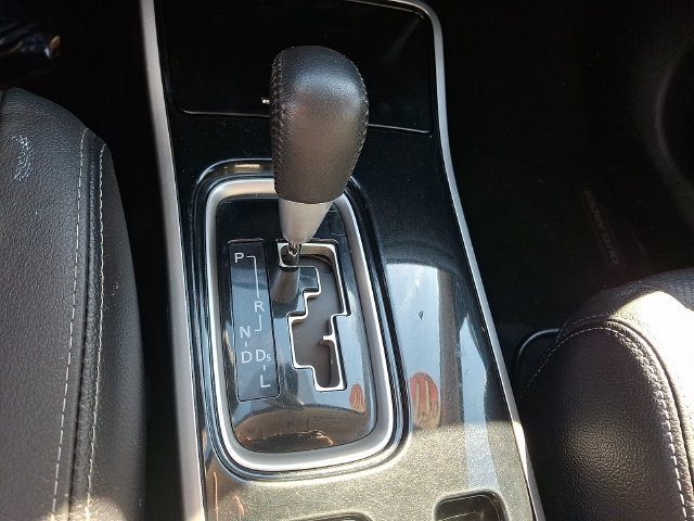 Used 2017 Mitsubishi Outlander SEL AWD/4WD image 16