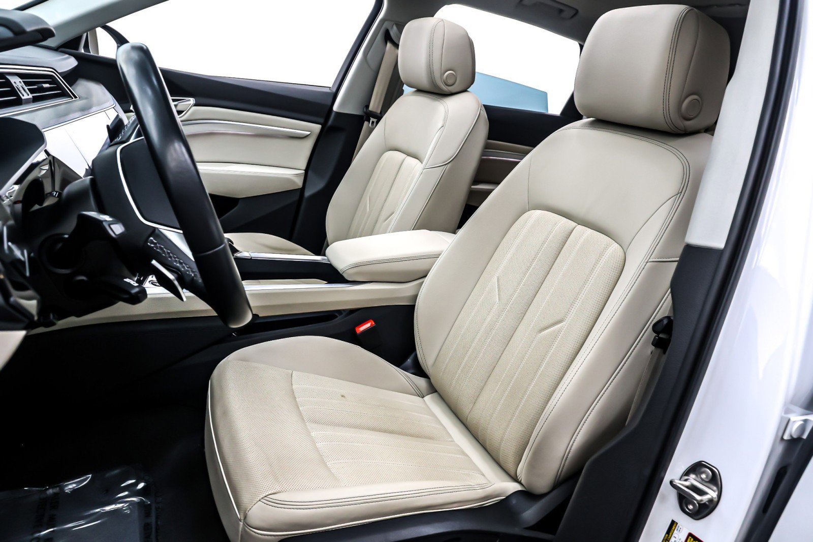 Used 2024 Audi Q8 e-tron Premium Plus w/ Premium Plus Package image 18