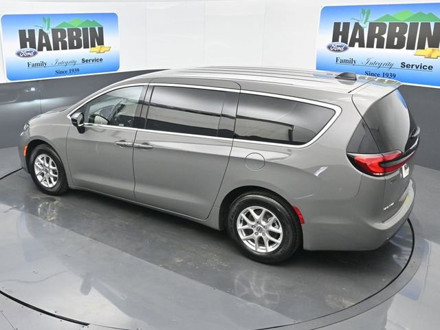 Used 2025 Chrysler Pacifica Select image 26