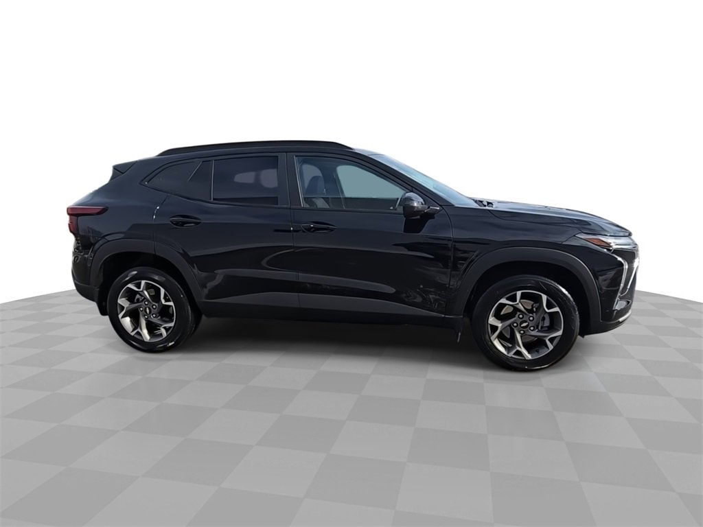 Used 2025 Chevrolet Trax LT w/ Driver Confidence Package image 9