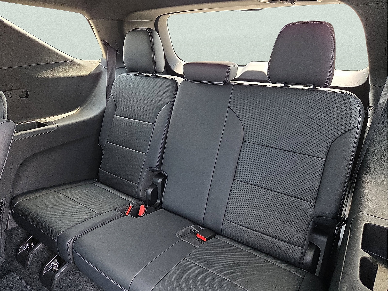 New 2027 Chevrolet Traverse LT w/ Sun and Wheel Package FWD image 10