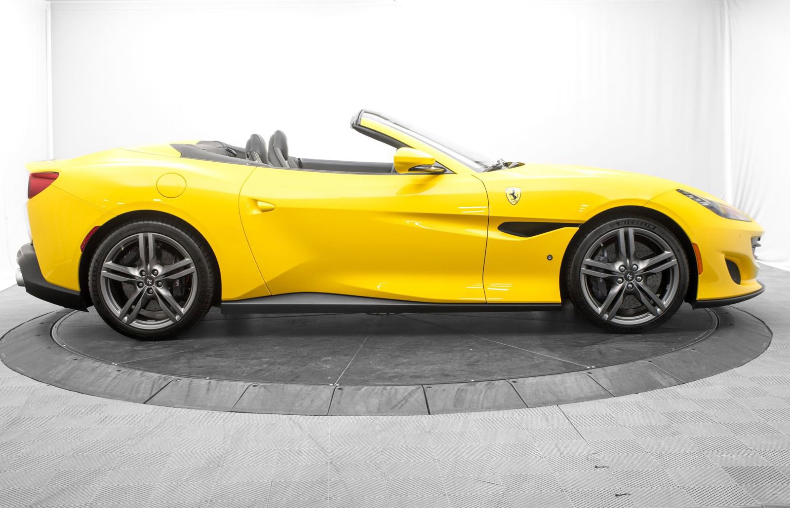 Used 2019 Ferrari Portofino RWD image 2