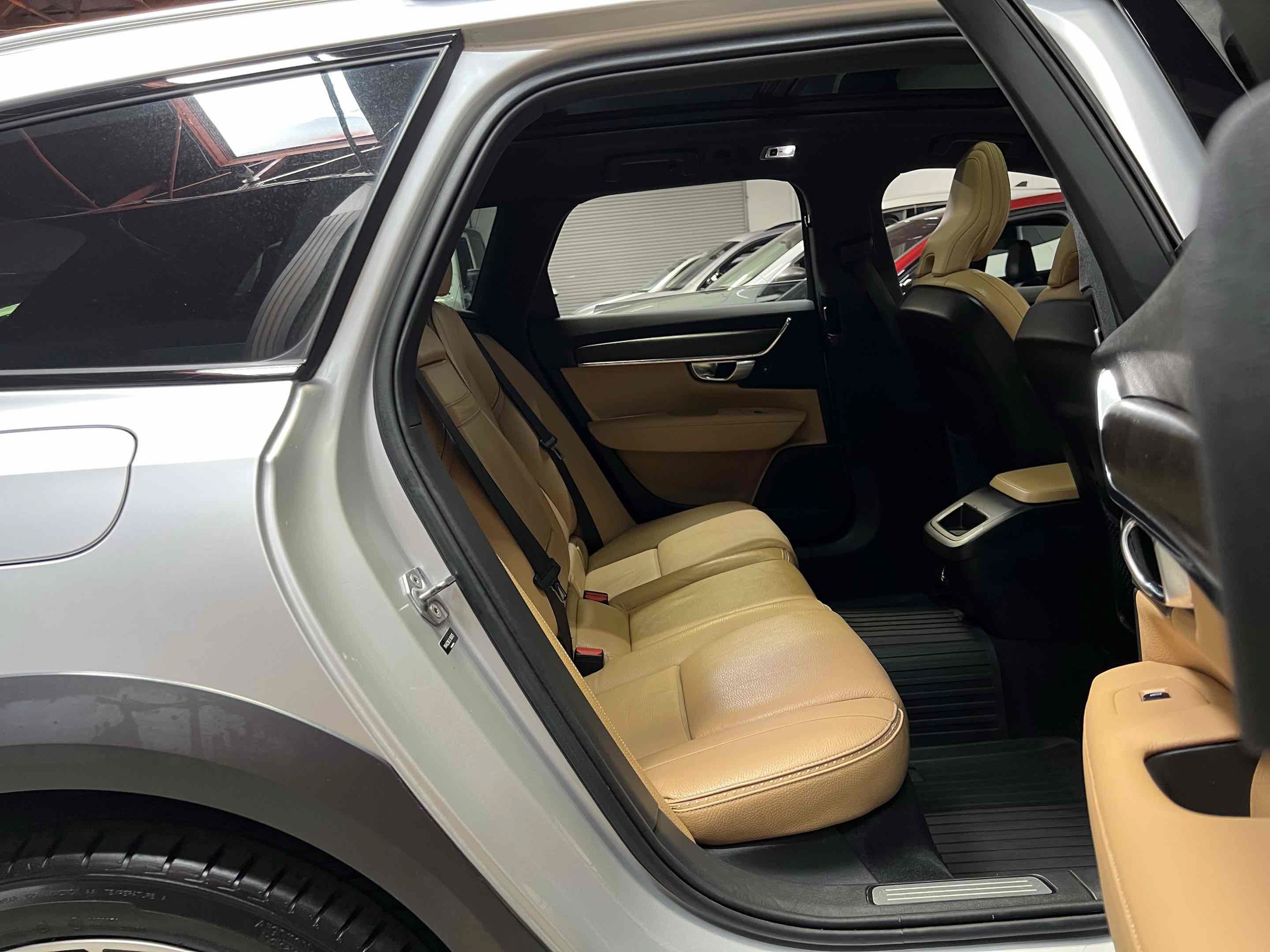Used 2020 Volvo V90 T6 Cross Country AWD/4WD image 37