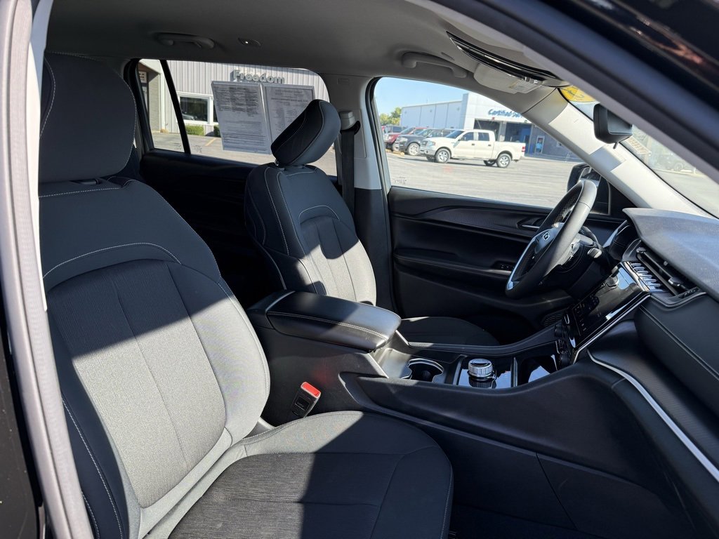 Used 2023 Jeep Grand Cherokee L Laredo image 27