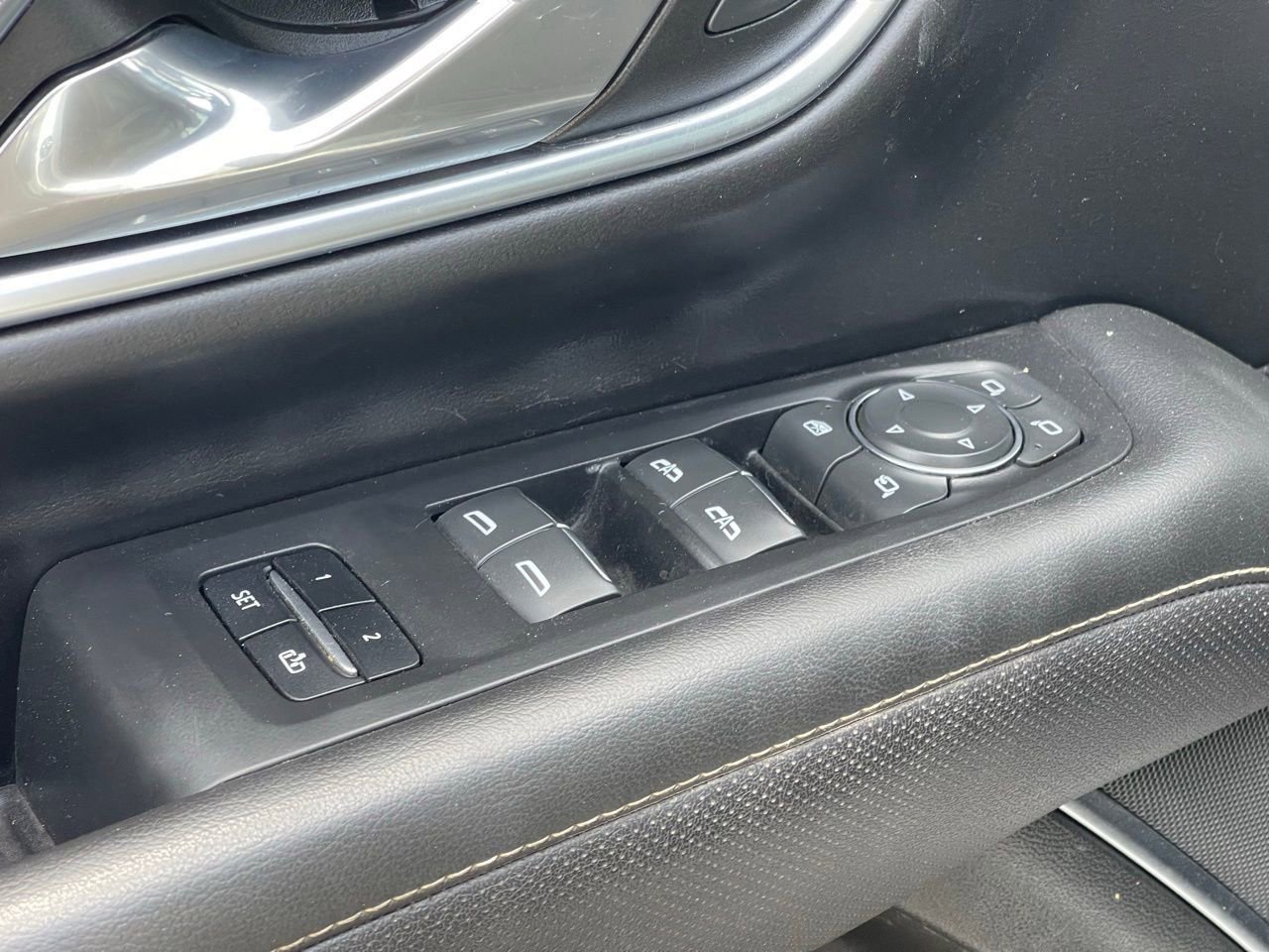 Used 2023 Chevrolet Suburban Premier image 7