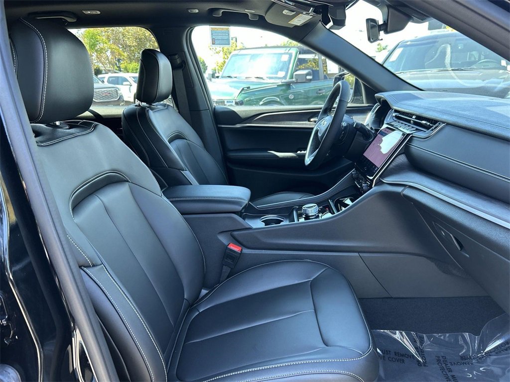 Used 2025 Jeep Grand Cherokee Limited w/ Black Appearance Package image 33