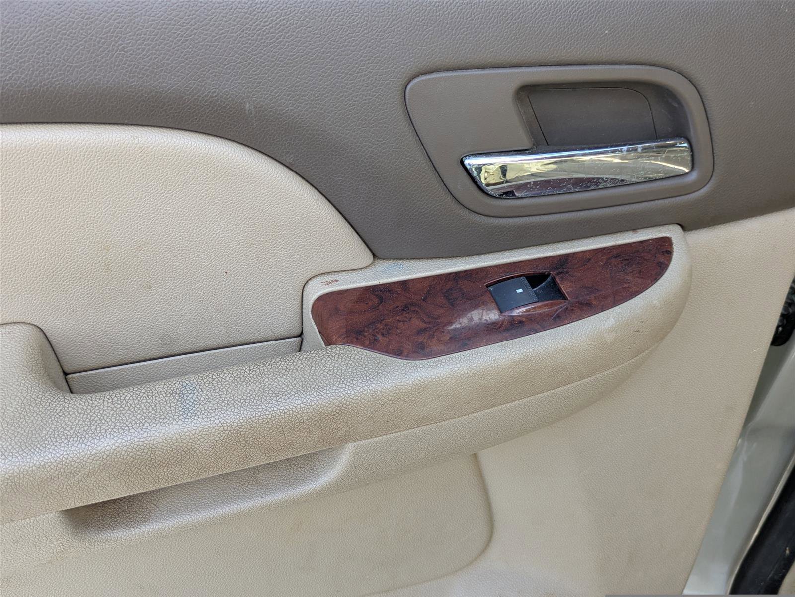 Used 2013 Chevrolet Suburban 2500 LT image 16