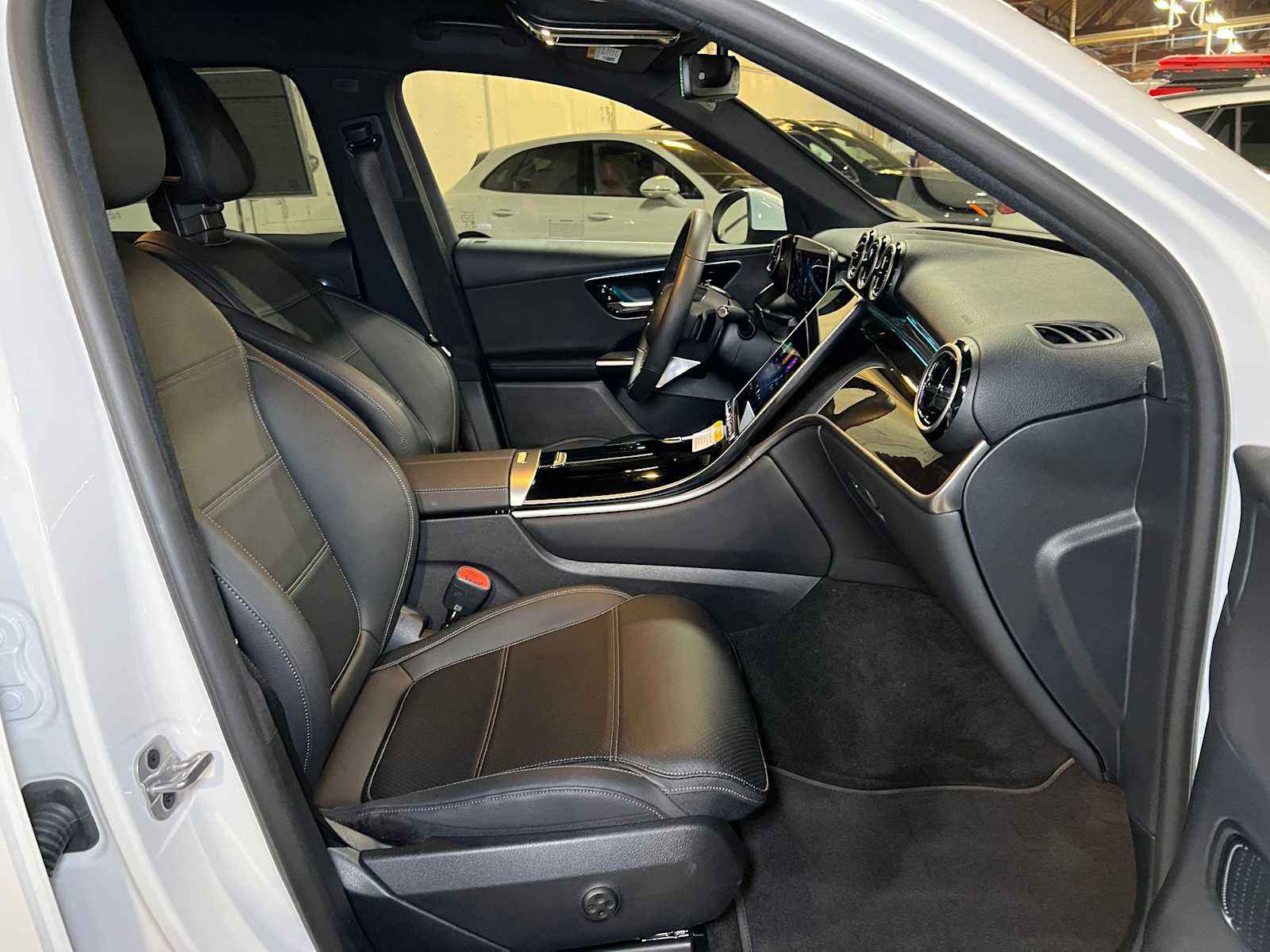 Used 2025 Mercedes-Benz GLC 300 4MATIC image 12