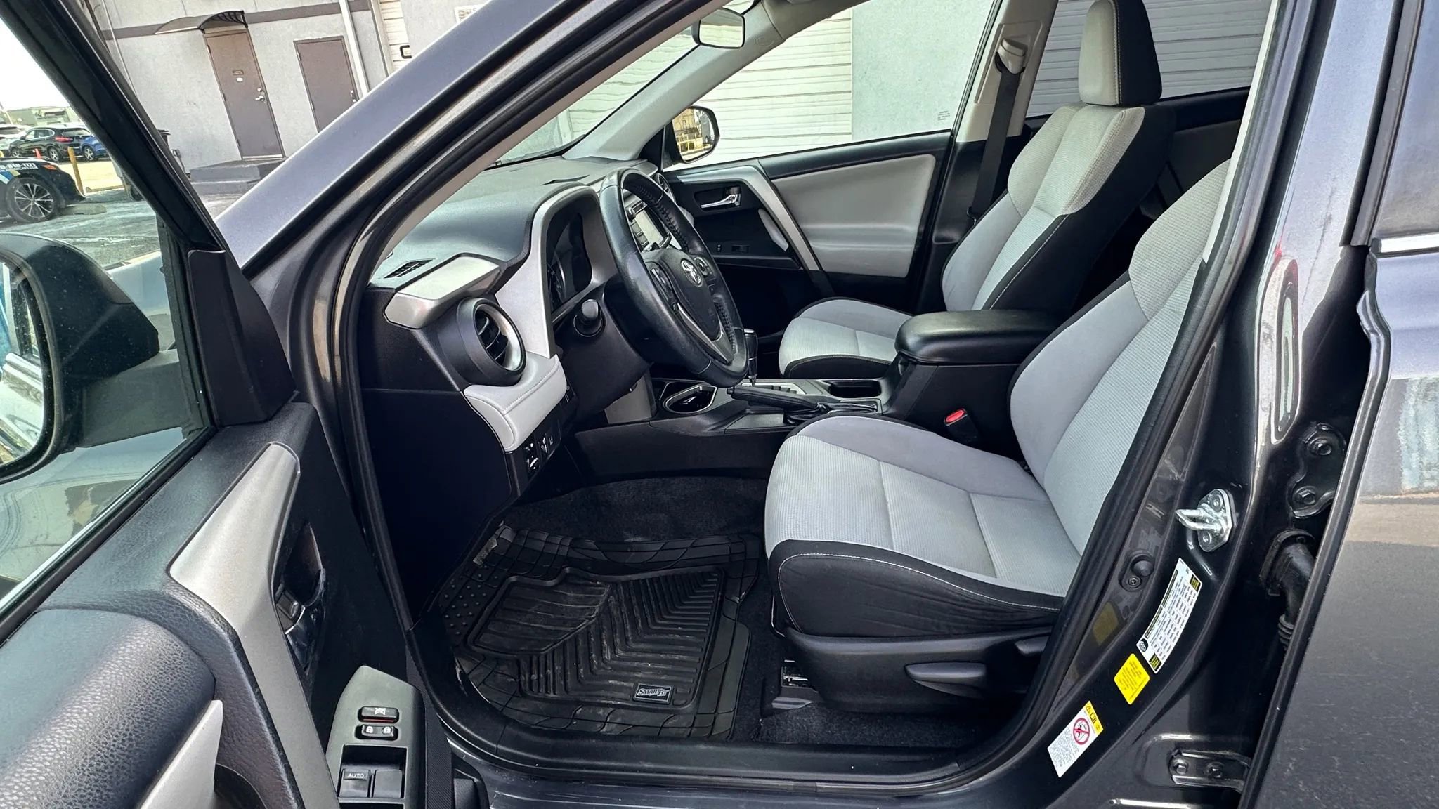 Used 2018 Toyota RAV4 XLE image 10