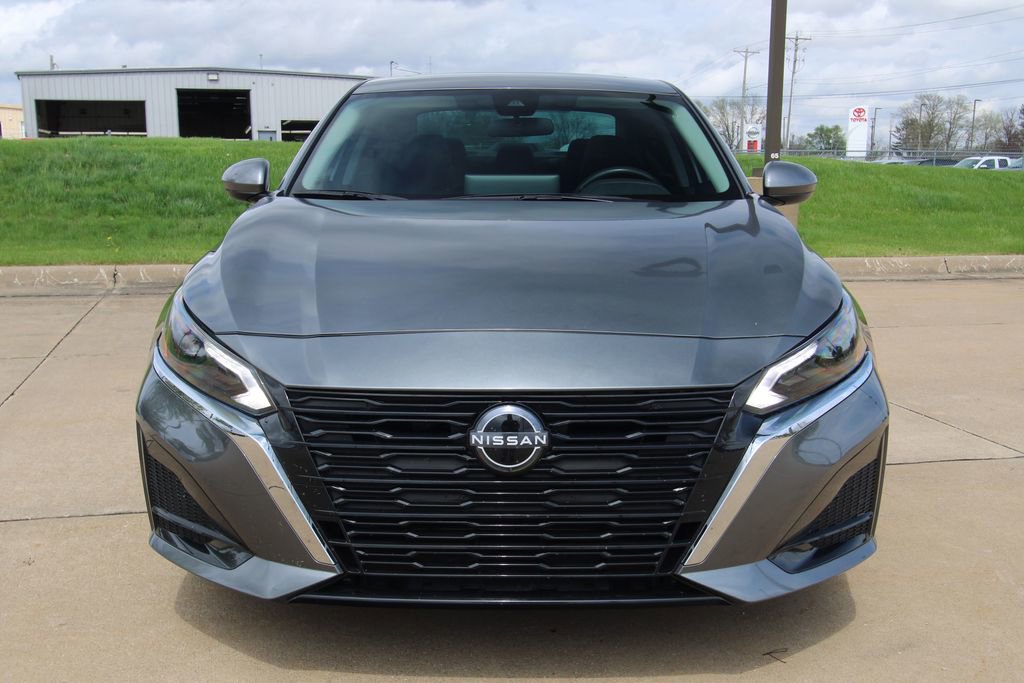 Used 2024 Nissan Altima 2.5 SV w/ SV Premium Package AWD/4WD image 2