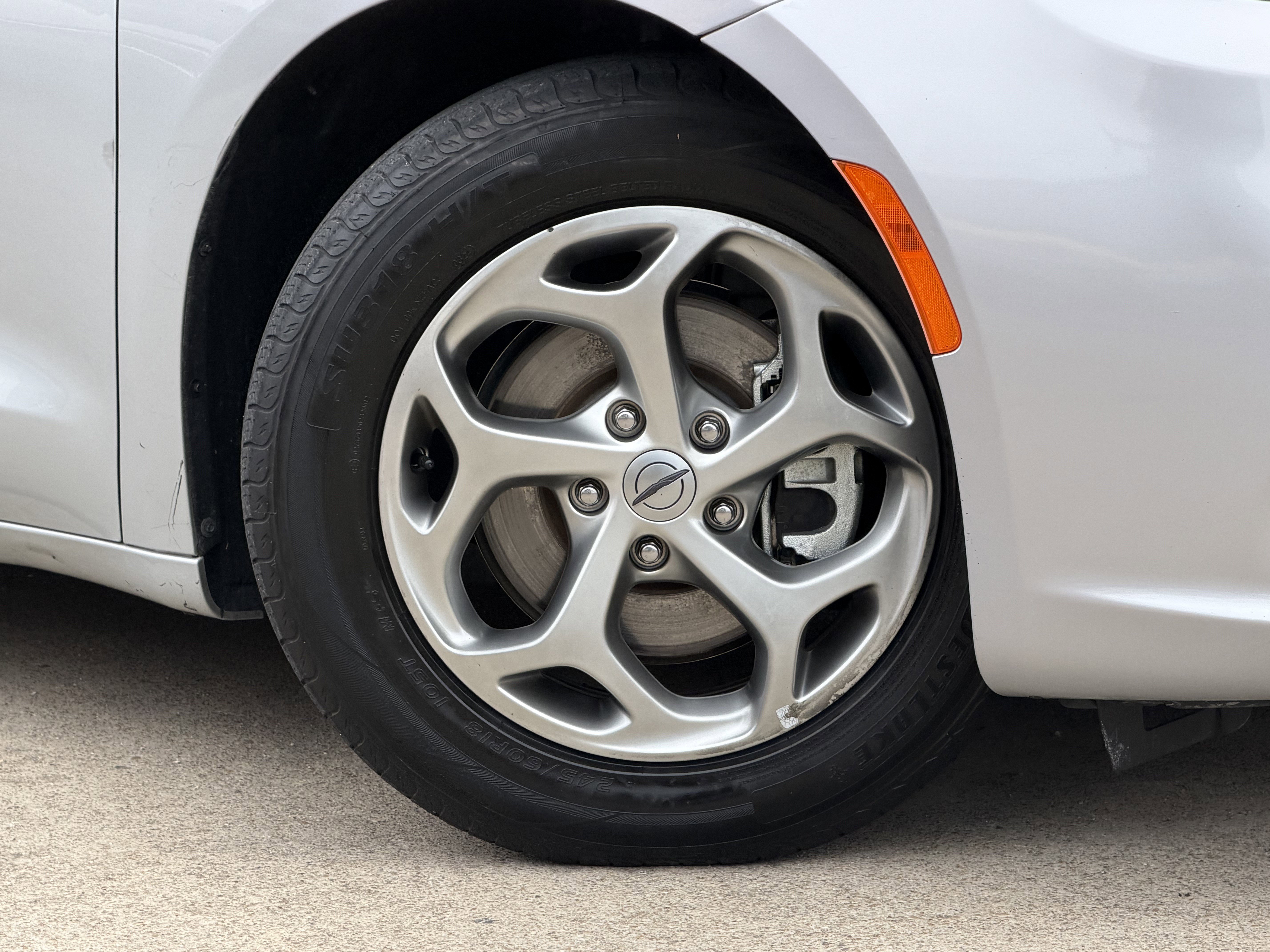 Used 2024 Chrysler Pacifica Limited FWD image 3