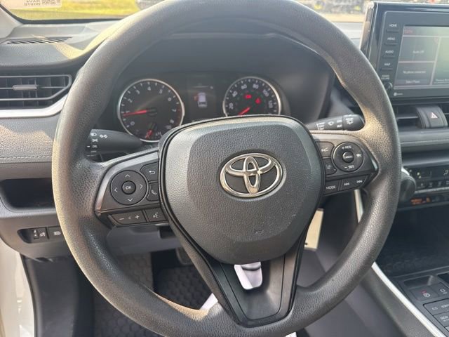Used 2020 Toyota RAV4 LE AWD/4WD image 16