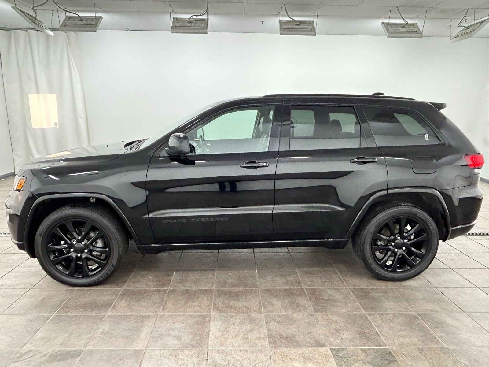 Used 2019 Jeep Grand Cherokee Altitude AWD/4WD image 2