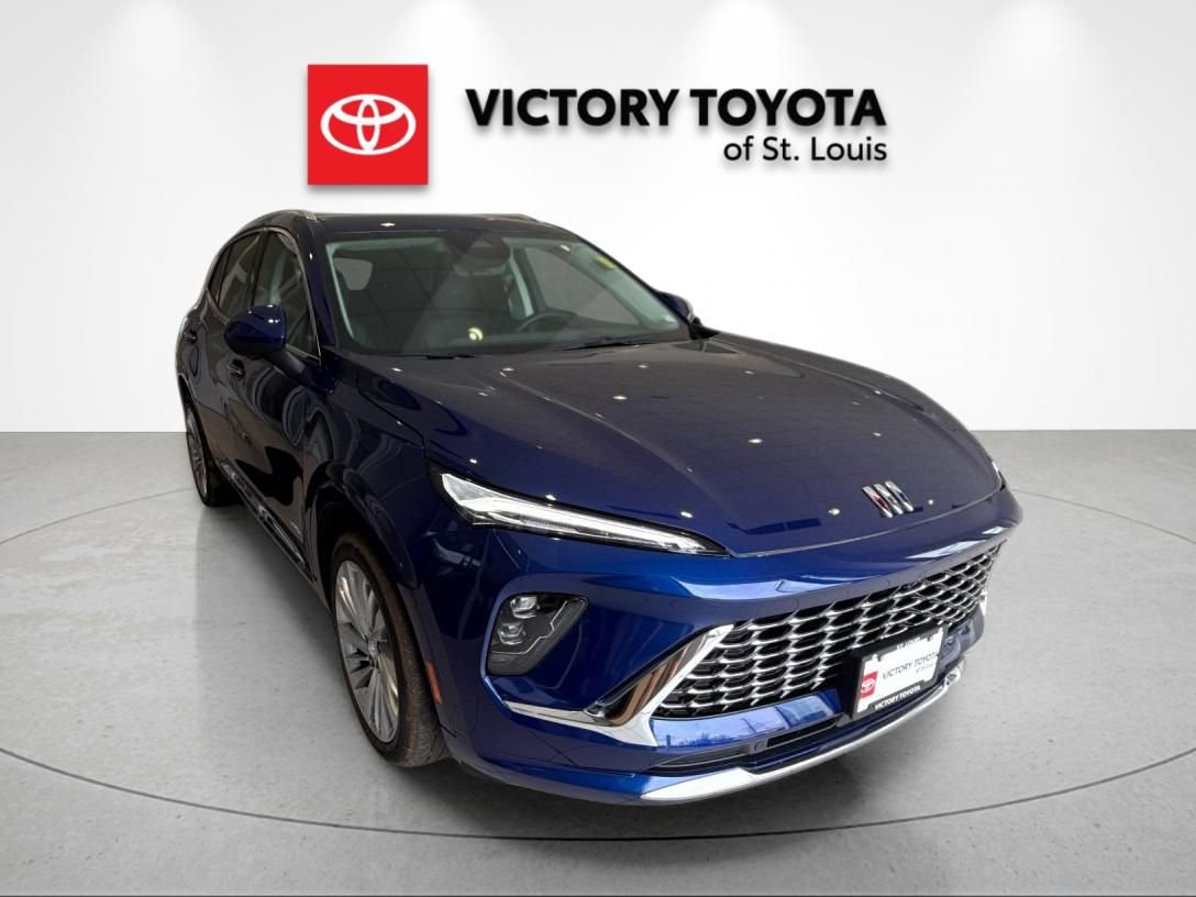 Used 2024 Buick Envision Avenir image 1