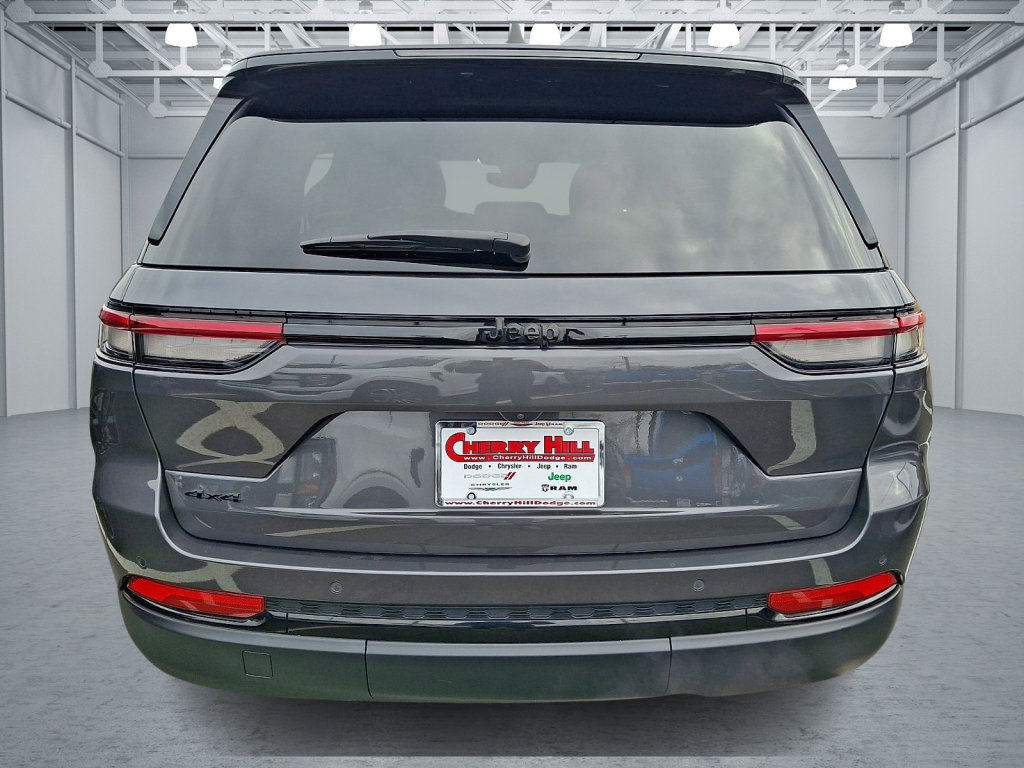 Used 2023 Jeep Grand Cherokee Altitude image 4