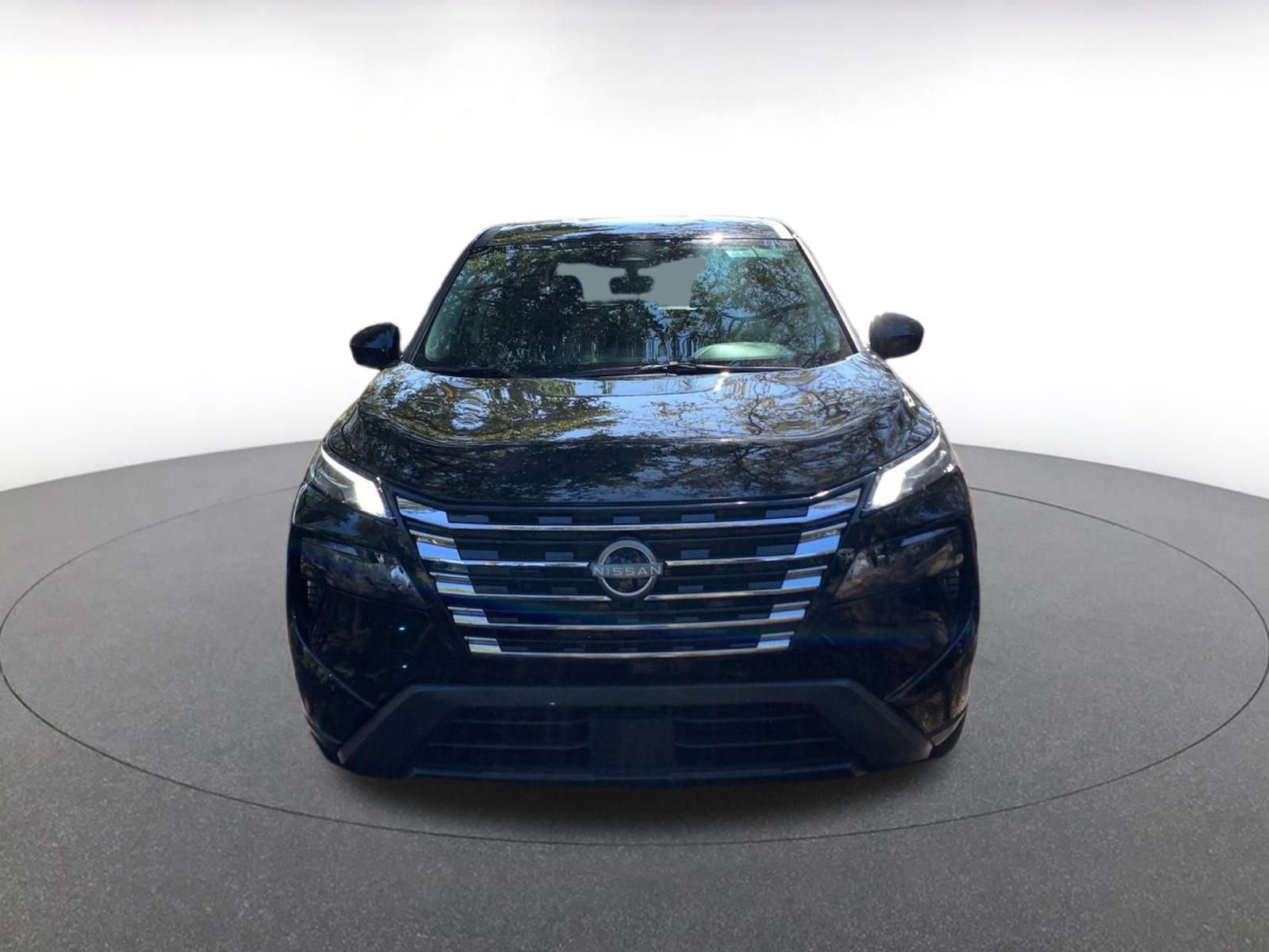 Used 2025 Nissan Rogue SV image 2