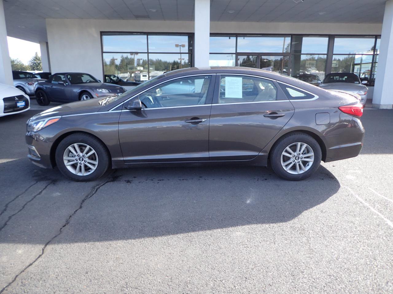 Used 2015 Hyundai Sonata SE FWD image 2