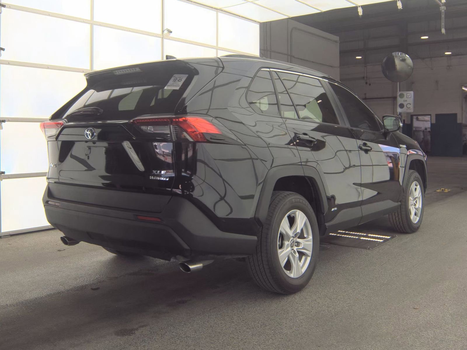 Used 2021 Toyota RAV4 XLE AWD/4WD image 6