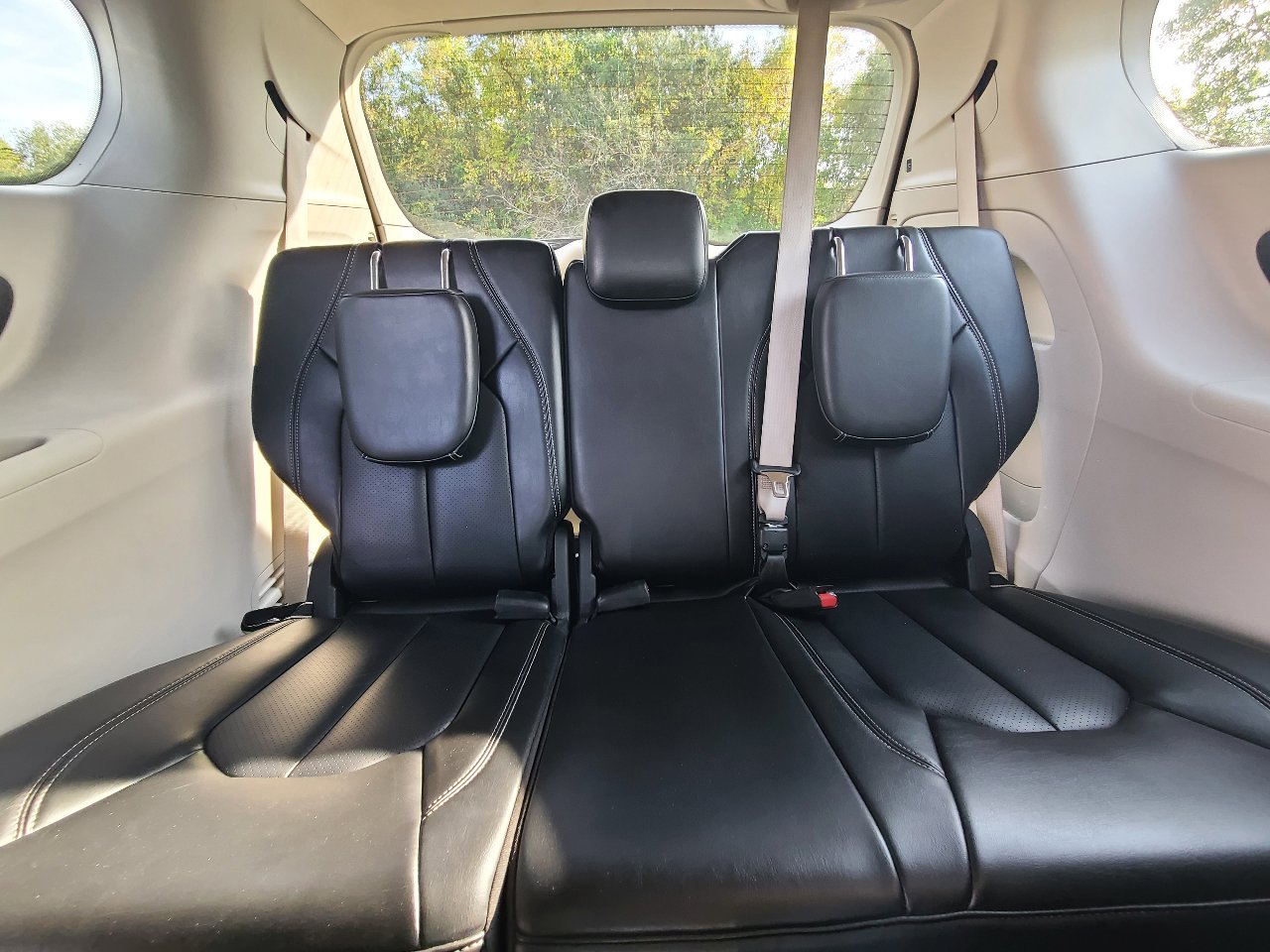 Used 2023 Chrysler Pacifica Touring-L image 12