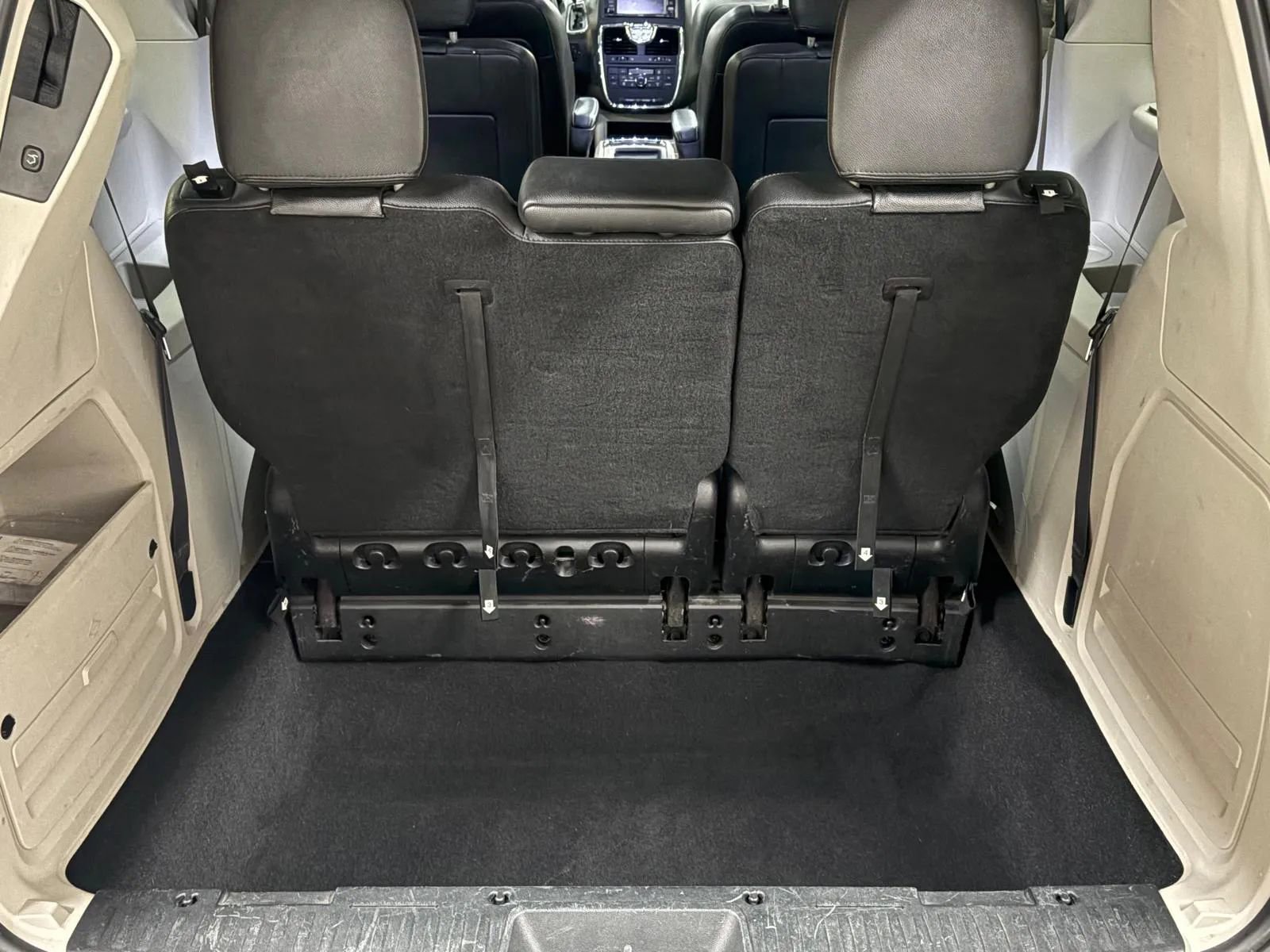 Used 2015 Chrysler Town & Country Touring-L w/ Driver Convenience Group image 10