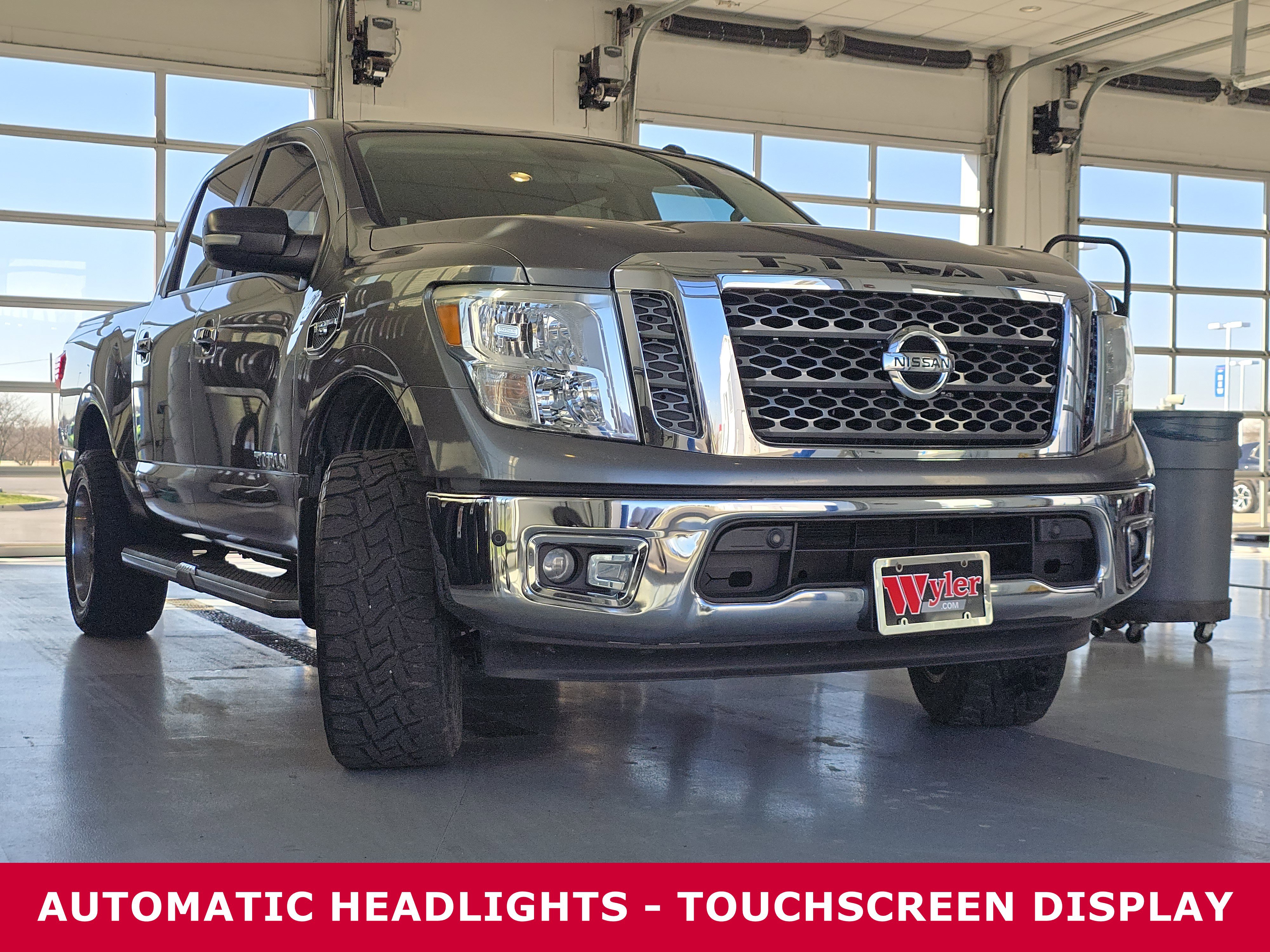 Used 2017 Nissan Titan SV image 3