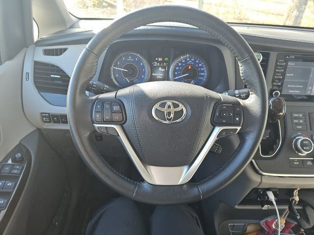 Used 2018 Toyota Sienna XLE w/ XLE Navigation Package image 10