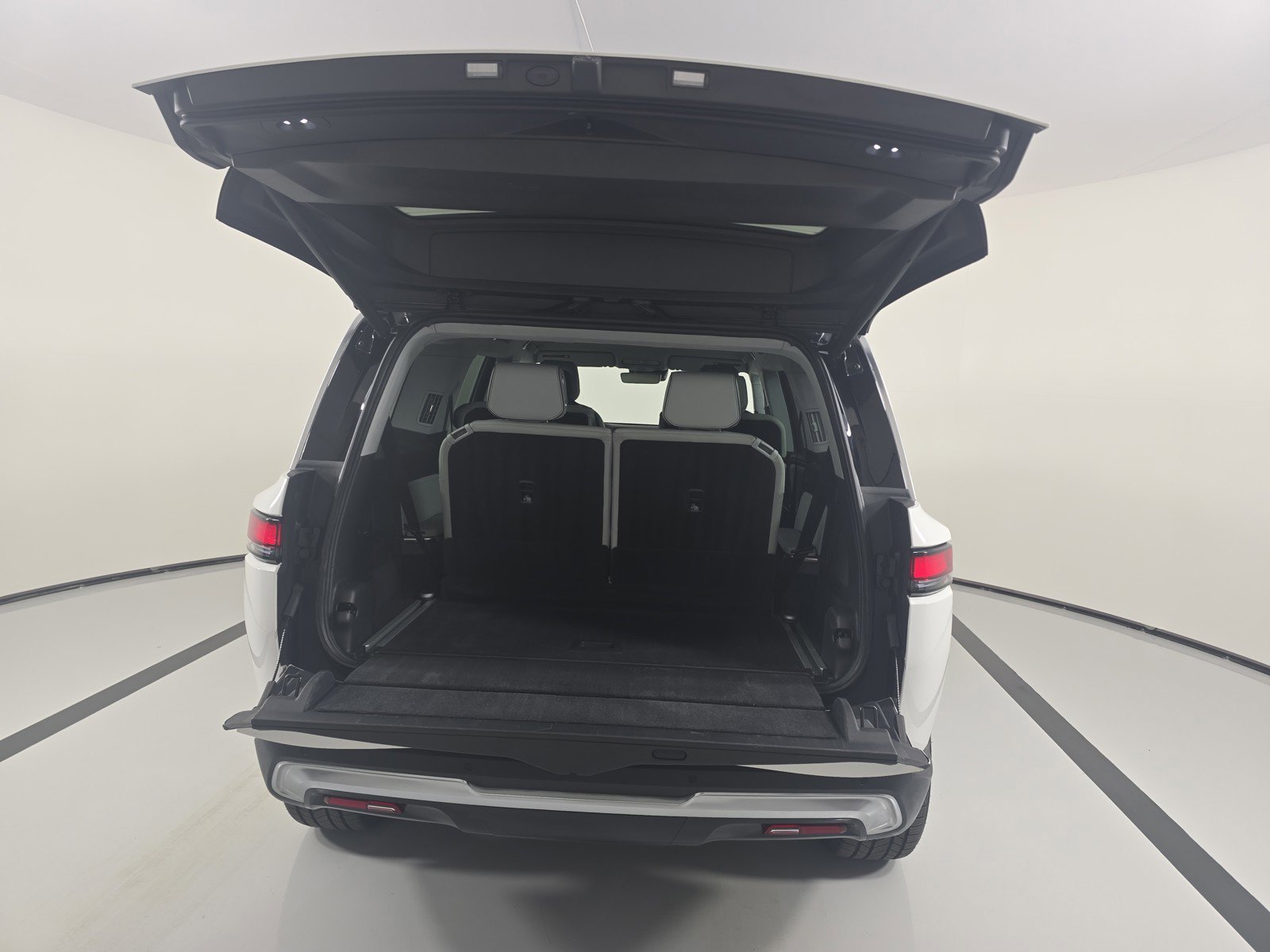 Used 2024 Rivian R1S Adventure AWD/4WD image 16