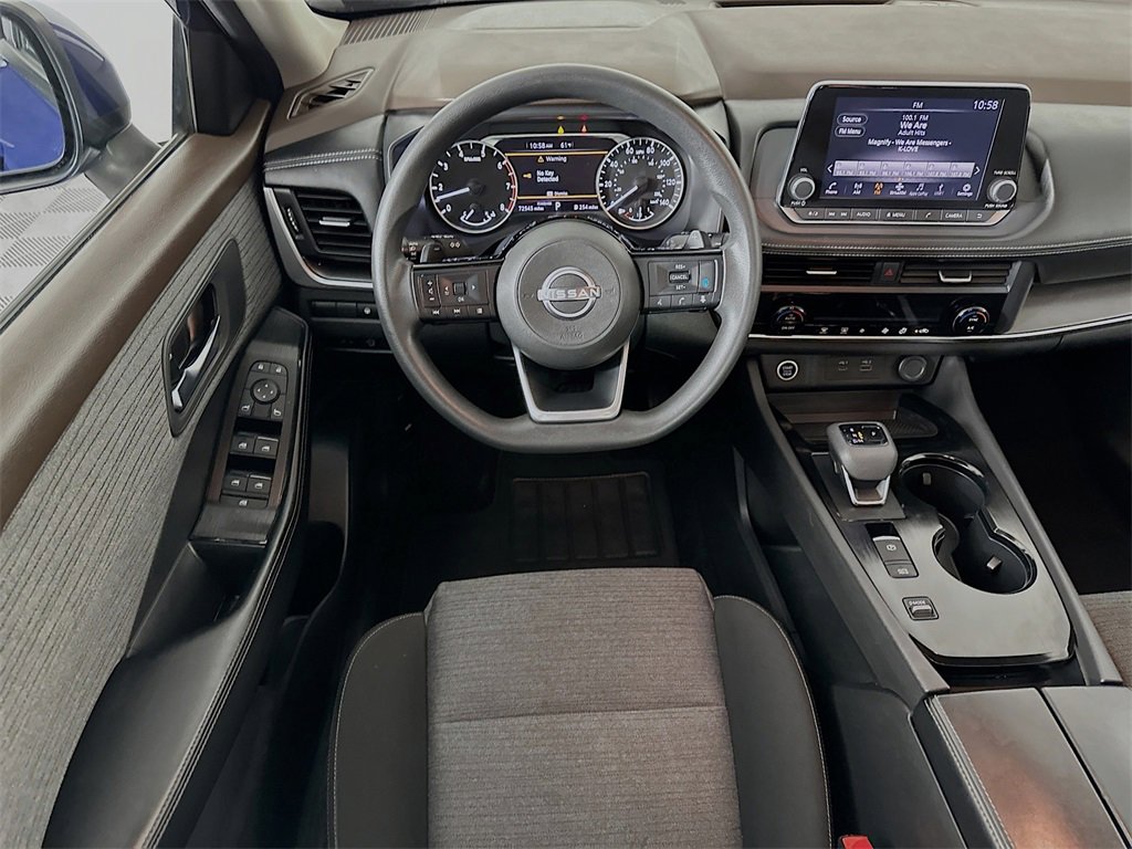 Used 2023 Nissan Rogue SV image 2