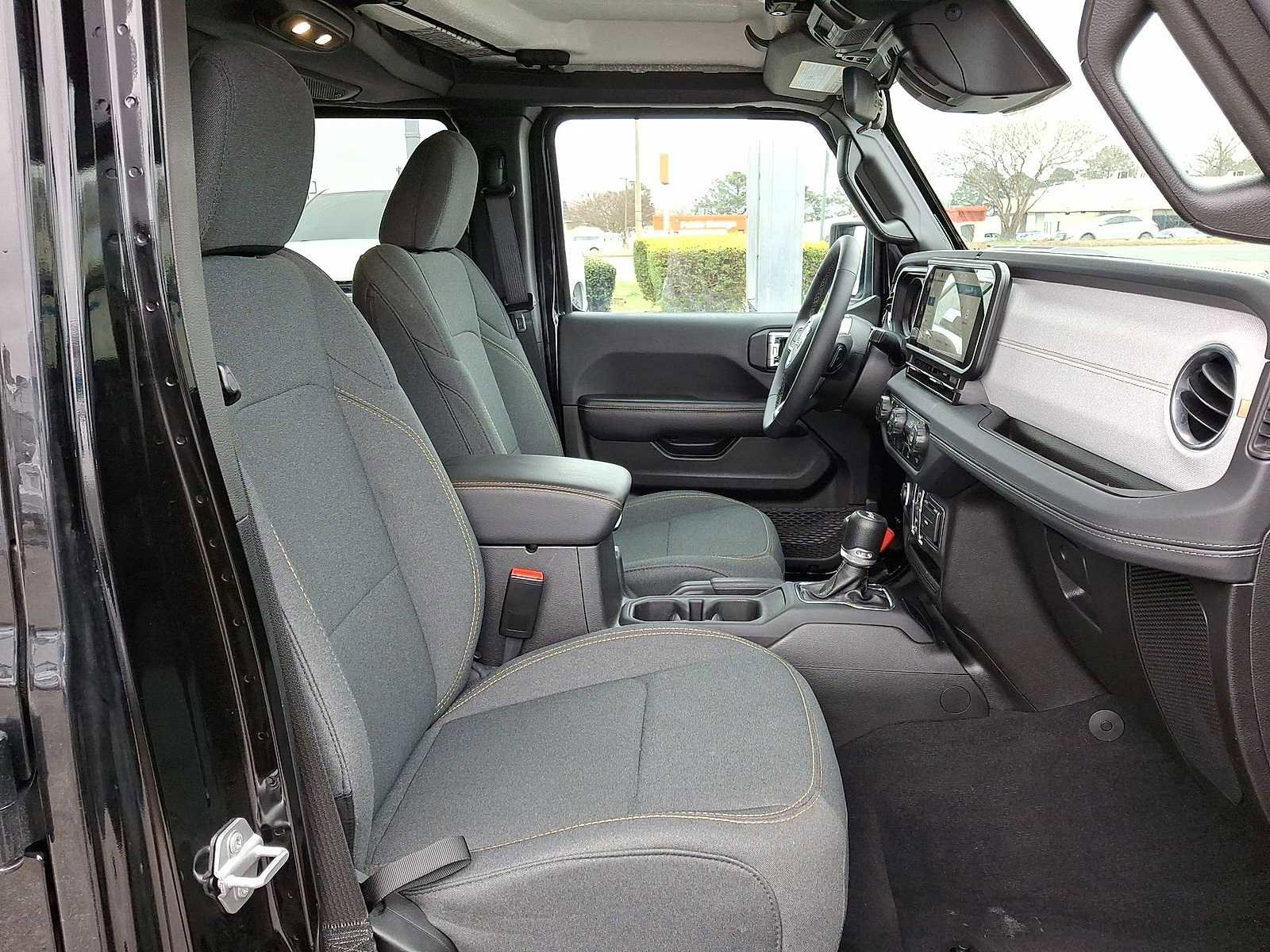 Used 2025 Jeep Wrangler Sahara image 32