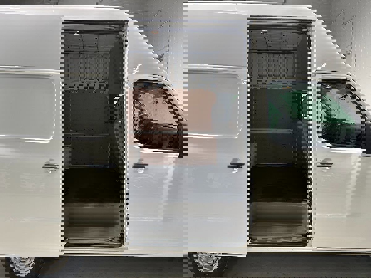 Used 2018 Nissan NV 2500 SV w/ Rear Door Glass Package image 8