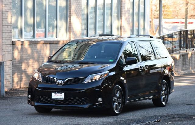 Used 2020 Toyota Sienna SE image 3