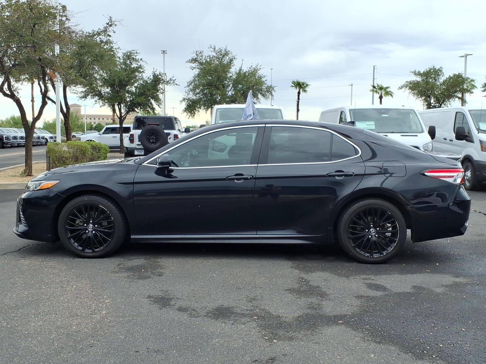 Used 2020 Toyota Camry SE w/ Blackout Package FWD image 2