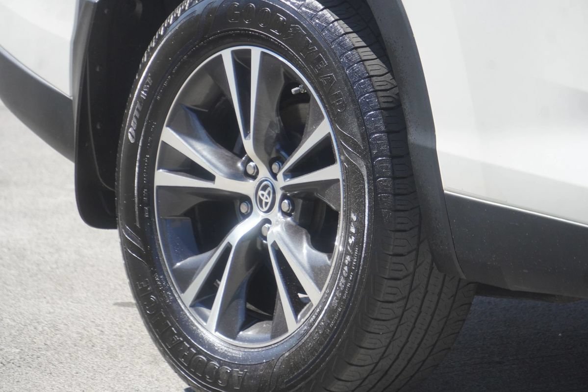 Used 2019 Toyota Highlander LE AWD/4WD image 25