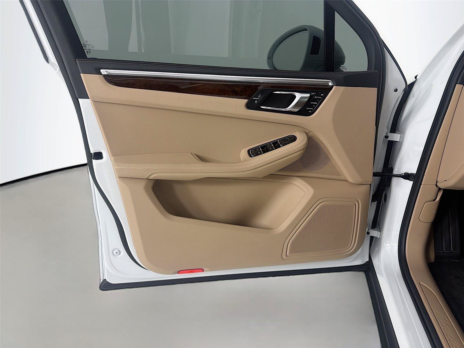 Certified 2023 Porsche Macan Turbo AWD/4WD image 6