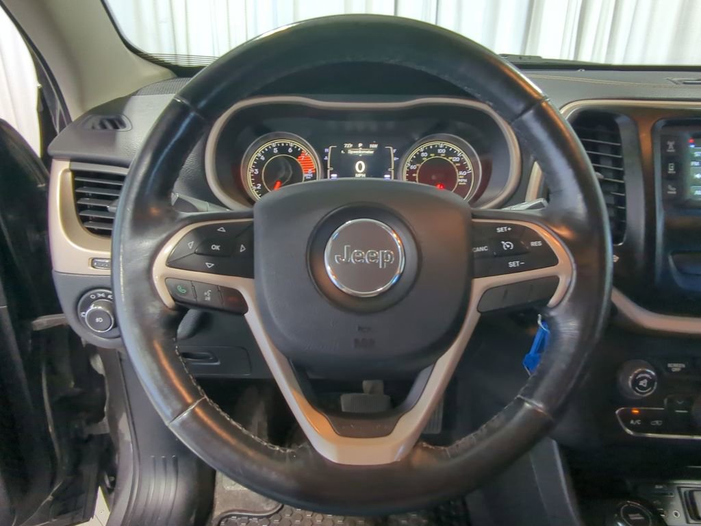 Used 2016 Jeep Cherokee Latitude w/ Cold Weather Group AWD/4WD image 27