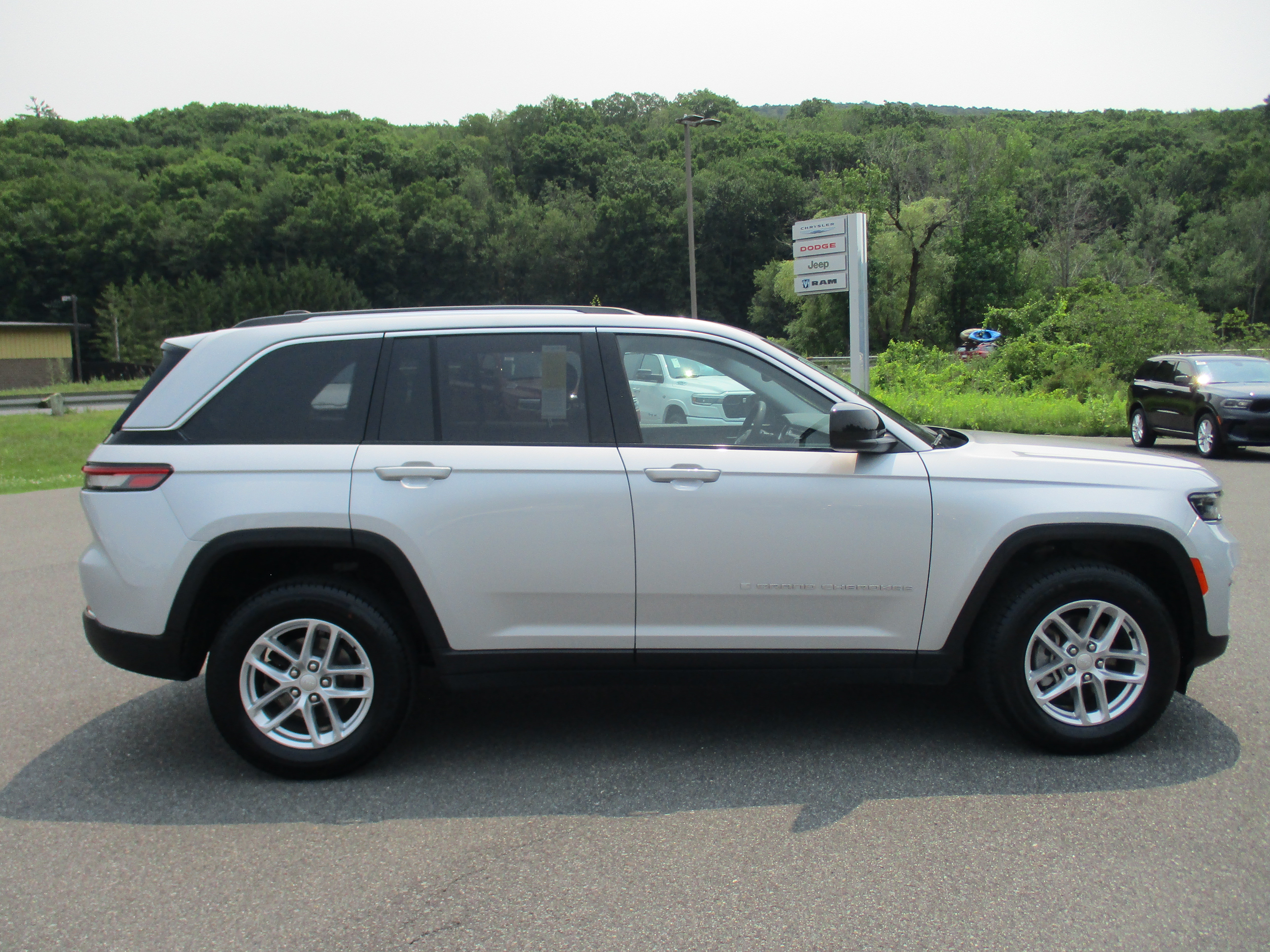 Certified 2023 Jeep Grand Cherokee Laredo X AWD/4WD image 4
