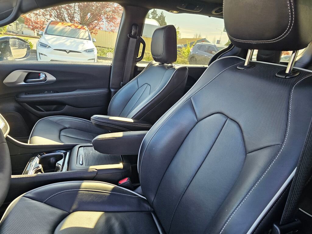 Used 2026 Chrysler Pacifica Limited image 24