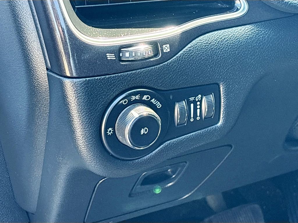 Used 2021 Jeep Cherokee Trailhawk image 10