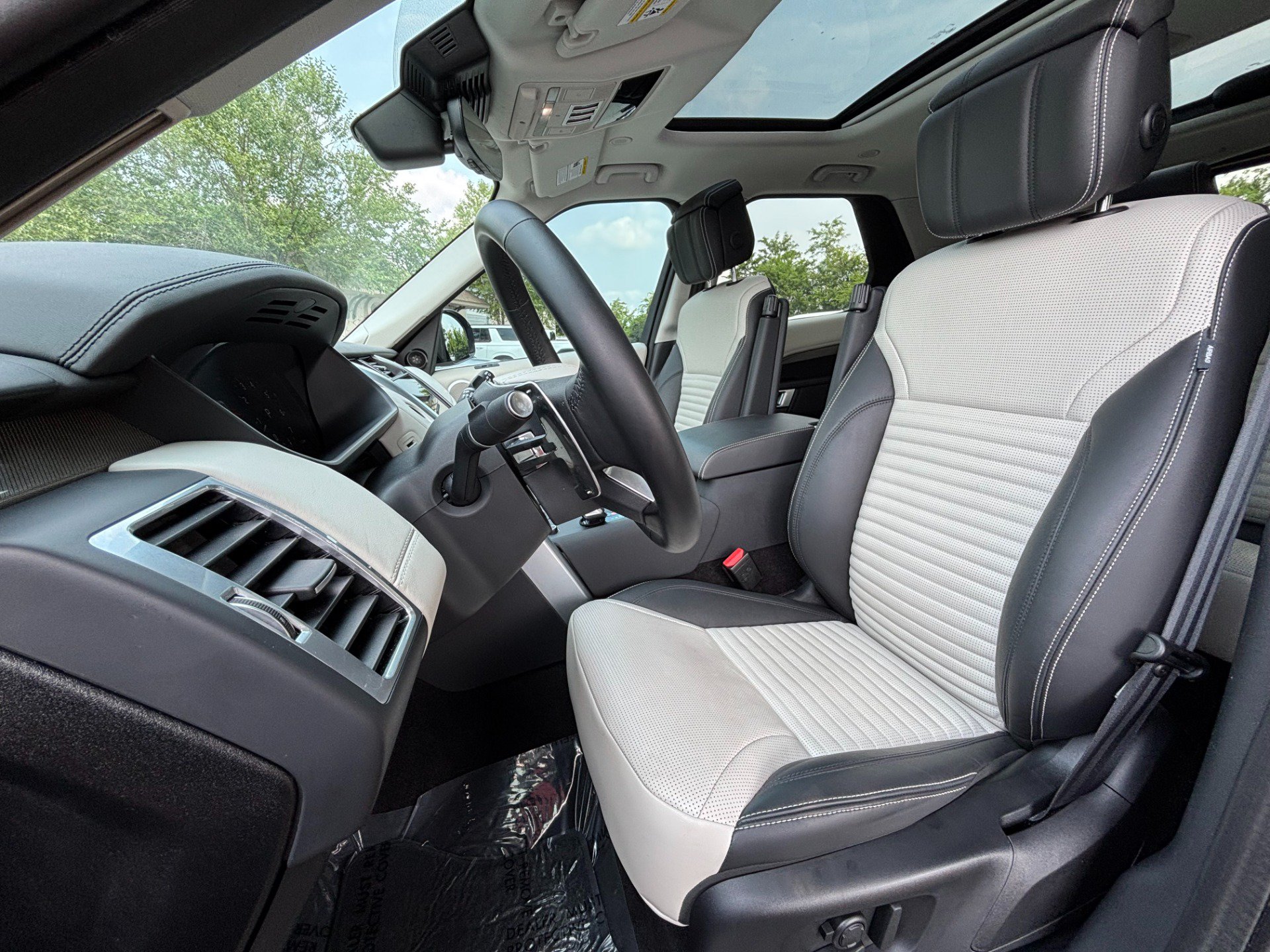 Used 2025 Land Rover Discovery Metropolitan Edition AWD/4WD image 11