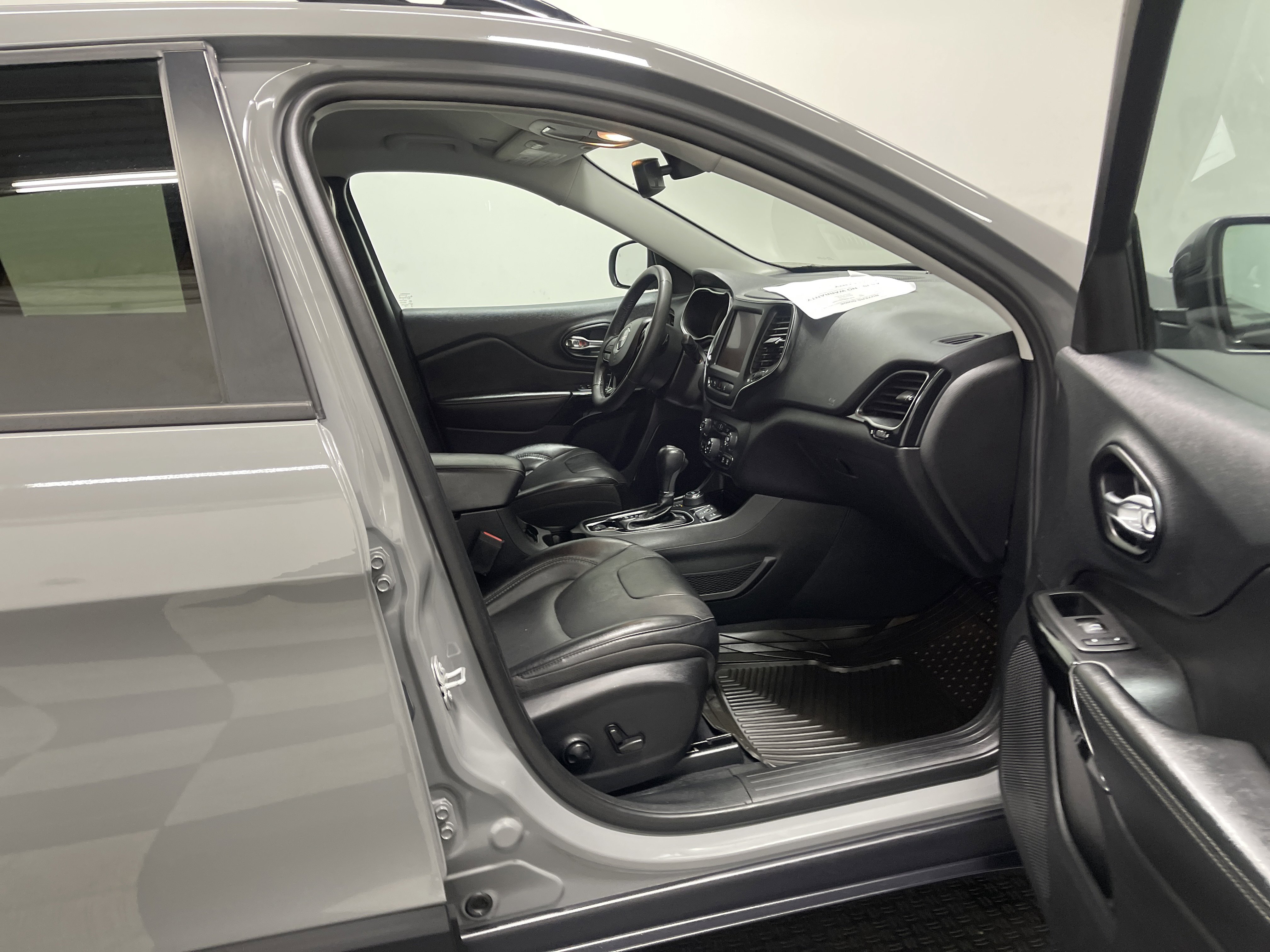 Used 2023 Jeep Cherokee Altitude Lux image 26
