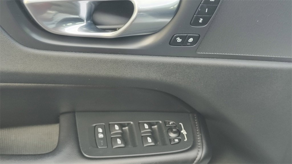 Certified 2023 Volvo XC60 B5 Plus w/ Climate Package image 9
