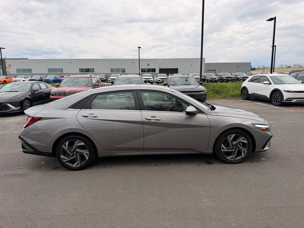 Used 2024 Hyundai Elantra Limited FWD image 2