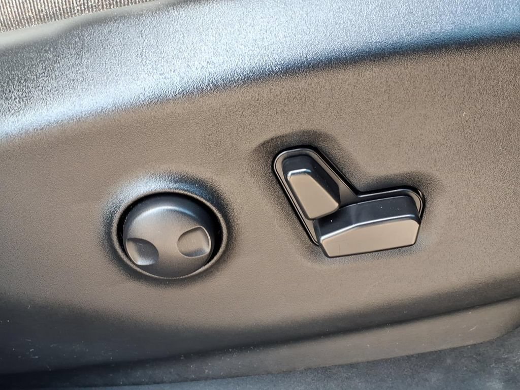 Used 2025 Chrysler Pacifica Limited FWD image 11