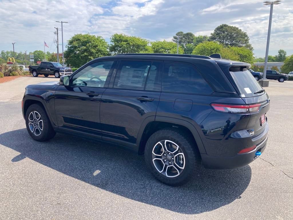 New 2024 Jeep Grand Cherokee Trailhawk w/ Advanced Protech Group II AWD/4WD video 3