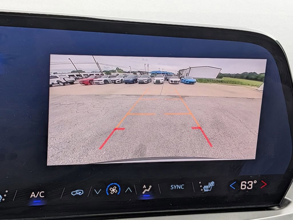 Used 2025 Chevrolet Traverse LT image 17