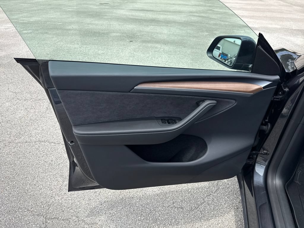 Used 2025 Tesla Model Y Long Range AWD/4WD image 13
