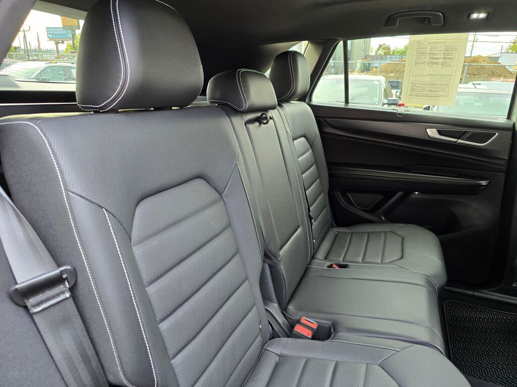 Used 2024 Volkswagen Atlas Cross Sport SEL R-Line AWD/4WD image 14