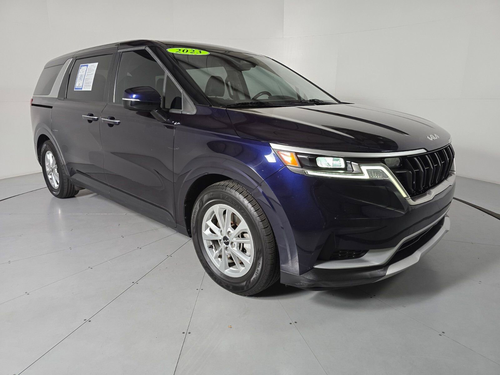 Used 2023 Kia Carnival LX image 7